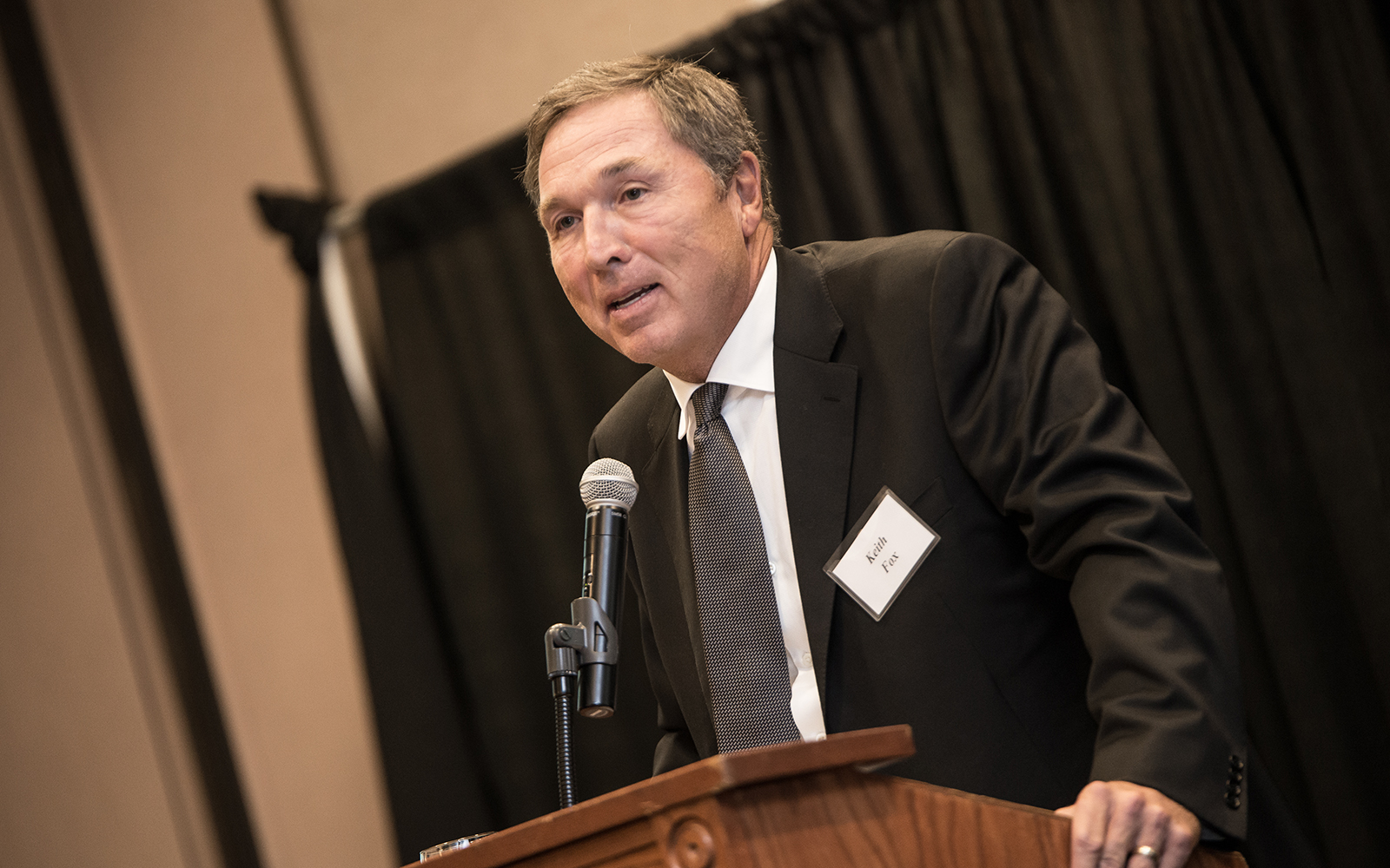 Keith Fox '80, addressing attendees at the 2017 iQ Awards dinner this past spring. (Nathan Oldham/UConn School of Business)