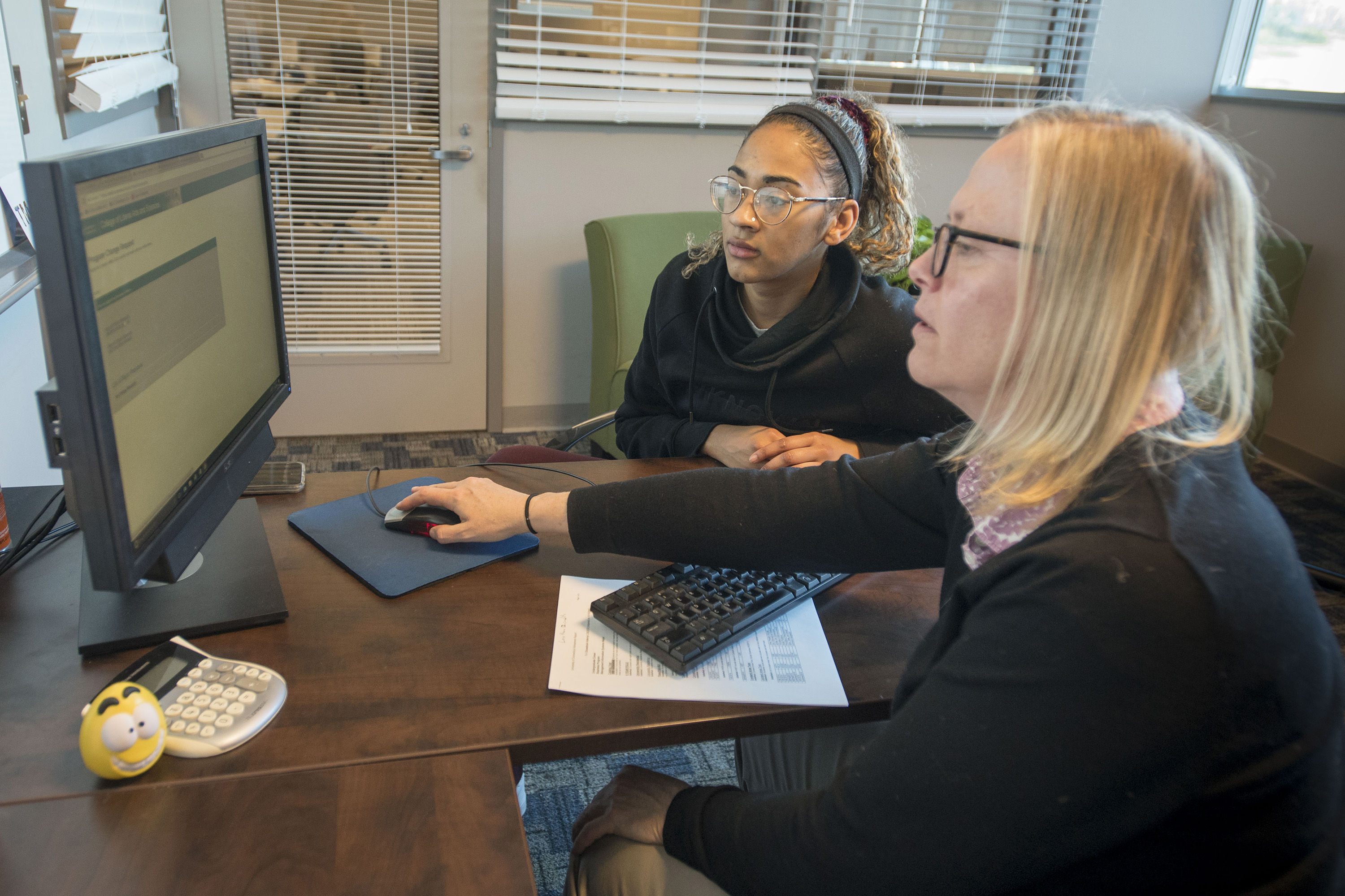 Student-athlete Tosin Adeniyi ’18 (BUS), Women’s Volleyball, speaks with her advisor, Ingrid Hohmann. (Sean Flynn/UConn Photo)