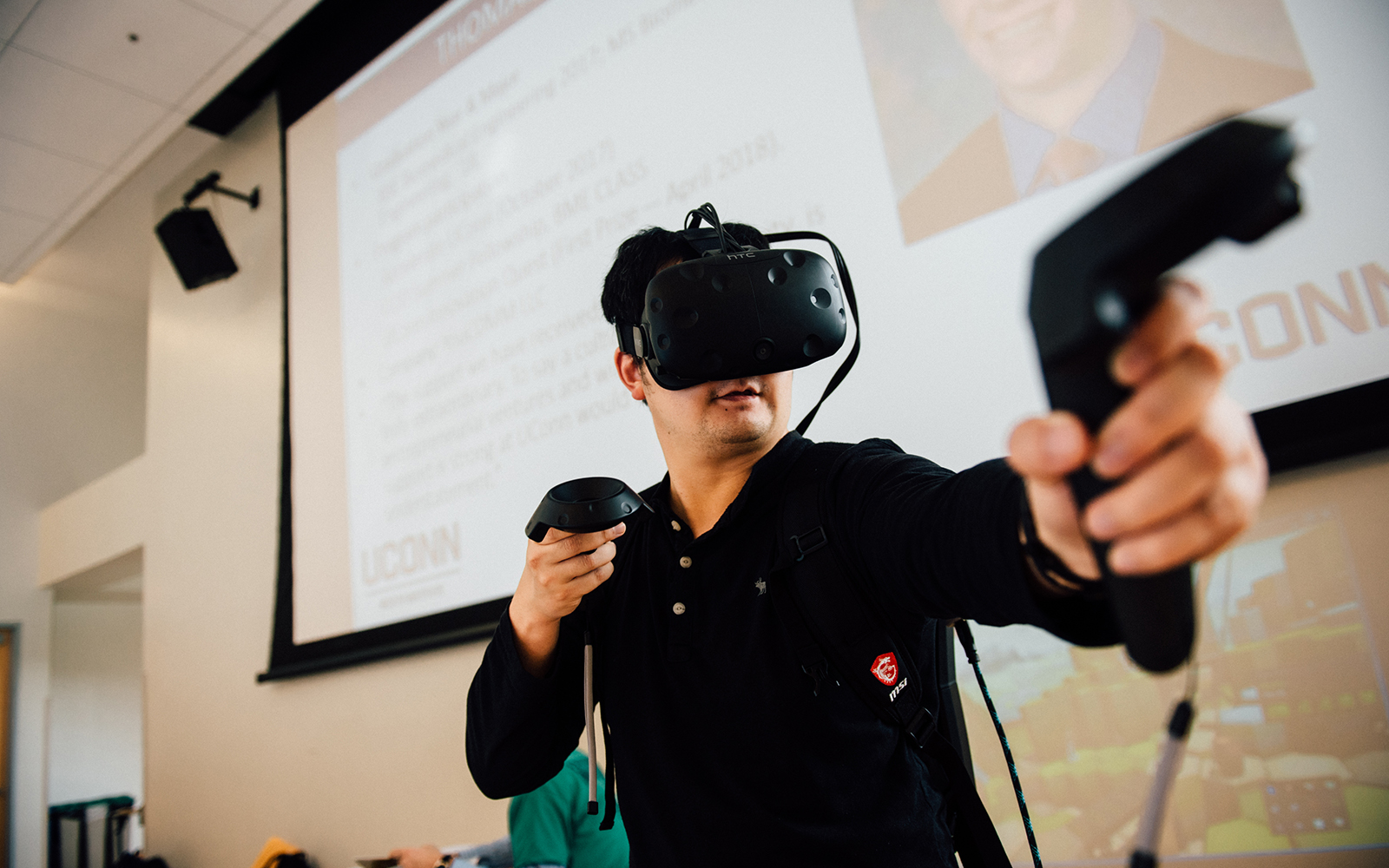 A student experiments with virtual reality technology at the Fall Entrepreneurship & Innovation Expo. (Nathan Oldham / UConn School of Business)