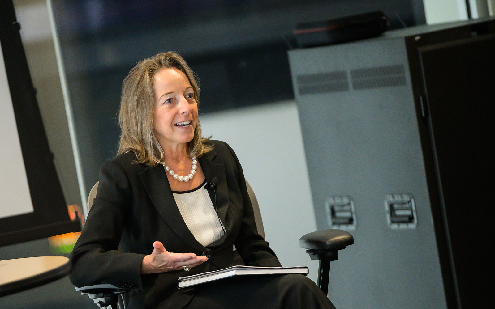 Alumna Mary Laschinger ’92 EMBA, at a recent event for UConn Grad Students. (Nathan Oldham / UConn School of Business)
