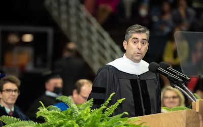 Richard Vogel '87, offers insight and encouragement during his 2022 commencement address. (Nathan Oldham / UConn School of Business)